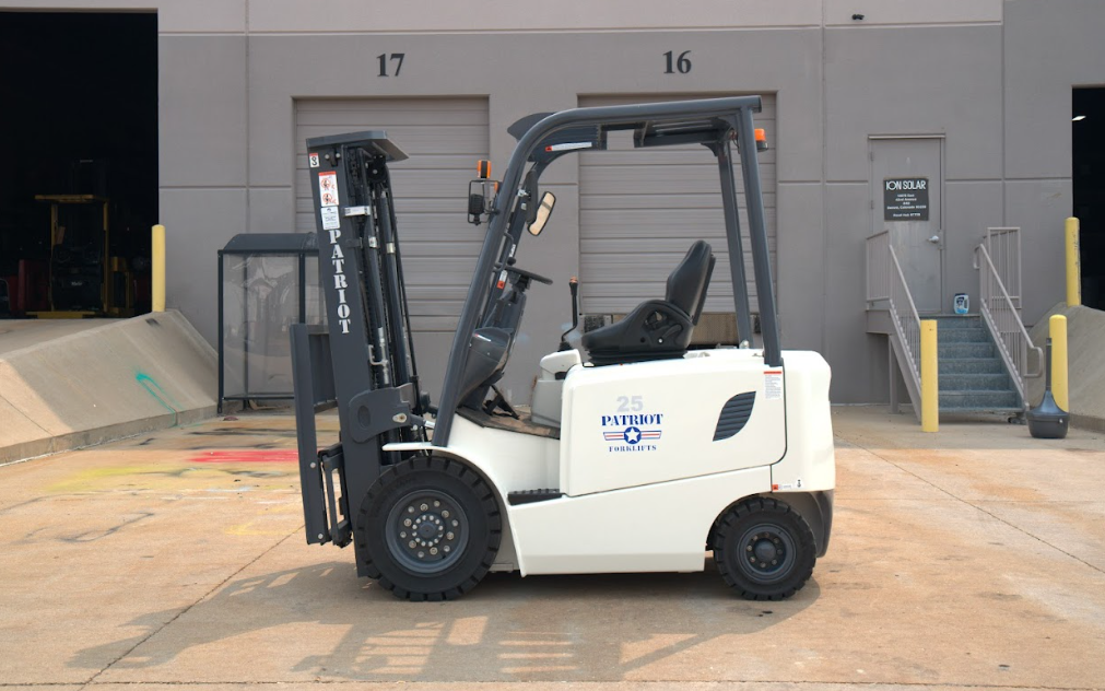 2023 PATRIOT 8K PNEUMATIC TIRE FORKLIFT