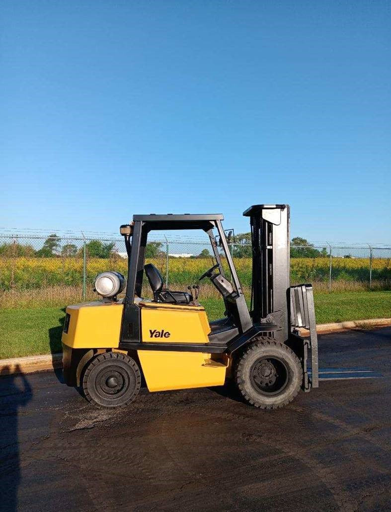 1999 YALE 9K PNEUMATIC TIRE FORKLIFT