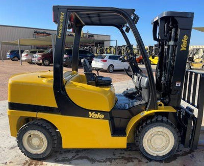 2016 YALE 9K PNEUMATIC TIRE FORKLIFT