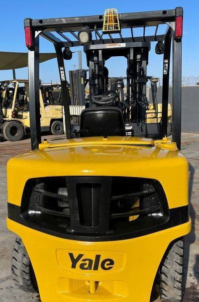 2016 YALE 9K PNEUMATIC TIRE FORKLIFT