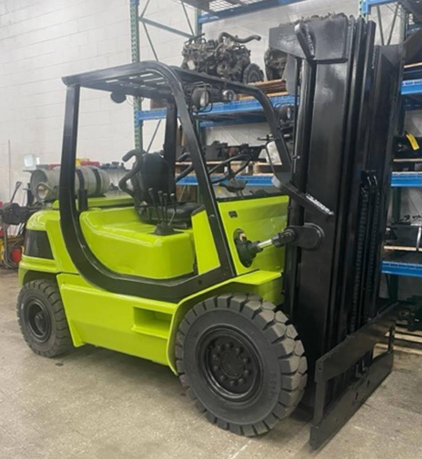 2004 CLARK 8K PNEUMATIC TIRE FORKLIFT