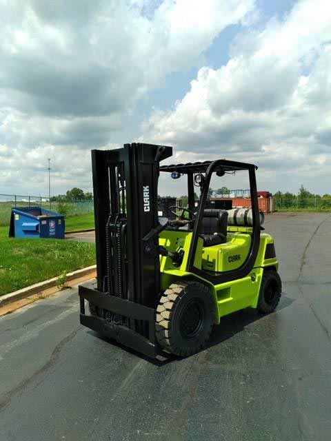 2004 CLARK 8K PNEUMATIC TIRE FORKLIFT