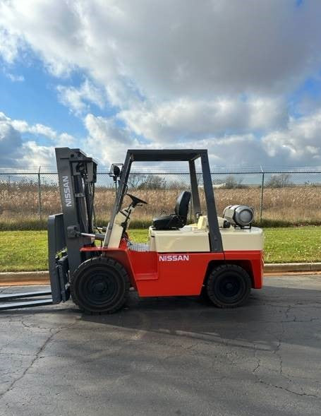 1999 NISSAN 8K PNEUMATIC TIRE FORKLIFT