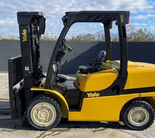 2016 YALE 9K PNEUMATIC TIRE FORKLIFT