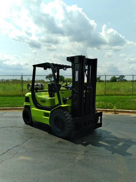 2004 CLARK 8K PNEUMATIC TIRE FORKLIFT