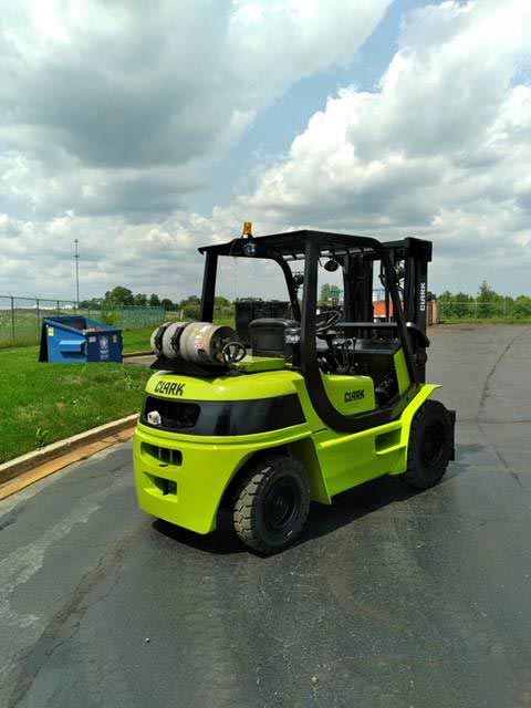 2004 CLARK 8K PNEUMATIC TIRE FORKLIFT