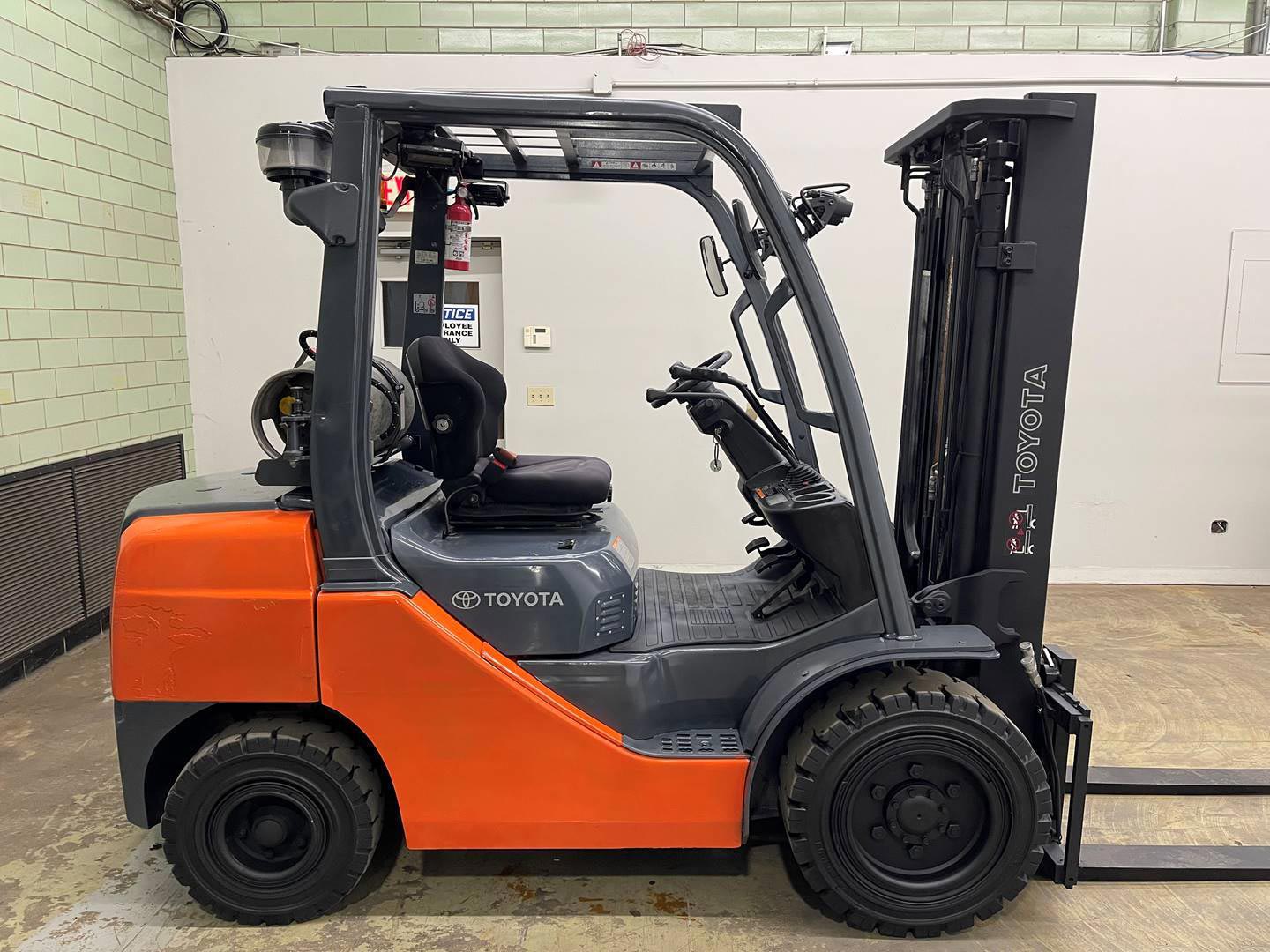 2019 TOYOTA 6K PNEUMATIC TIRE FORKLIFT