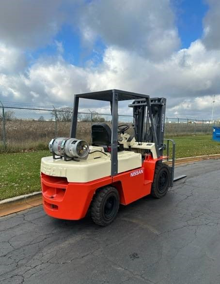 1999 NISSAN 8K PNEUMATIC TIRE FORKLIFT