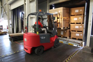 the amazing capabilities of electric-powered forklifts in the warehouse